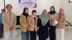 Mahasiswa KKN STIE Syariah Indonesia Purwakarta mengikuti program KKN STAI Muttaqien di balai desa Cipinang