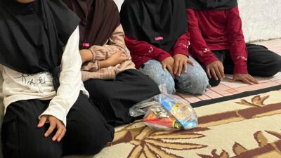 Anak-anak Desa Cipinang Beri Hadiah Kerajinan dari Plastik kepada Mahasiswa KKN